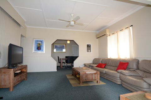 AMELIA STREET GLADSTONE 5 BEDROOMS - Port Augusta Accommodation 1