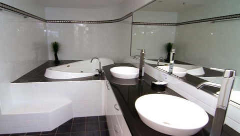 Victoria Square Luxury Apartments - Port Augusta Accommodation 2