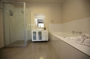De'Vine Escape - Port Augusta Accommodation 11