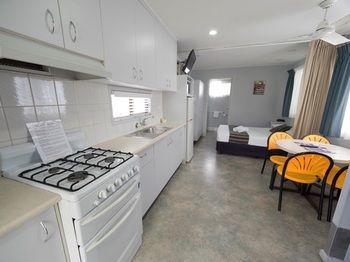 Alex Beach Cabins - Port Augusta Accommodation 32