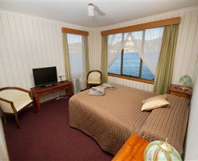 Waterside Accommodation - Derwent Retreat - Port Augusta Accommodation 3