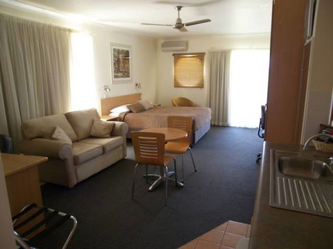 Aston Hill Motor Lodge - Port Augusta Accommodation 3