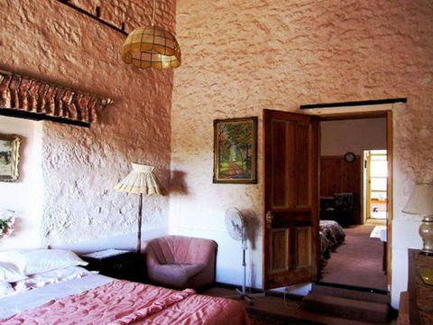 Carmines Antiques And Accommodation - Port Augusta Accommodation 2