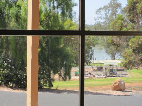 Carmines Antiques And Accommodation - Port Augusta Accommodation 3