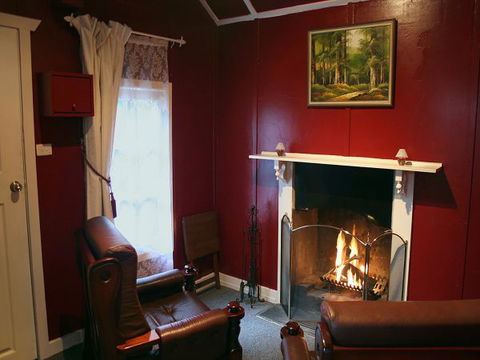 Lotus Lodges: Hush Cottage & Charmed Cabin - Port Augusta Accommodation 2