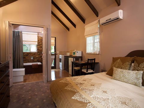 Lotus Lodges: Hush Cottage & Charmed Cabin - Port Augusta Accommodation 6
