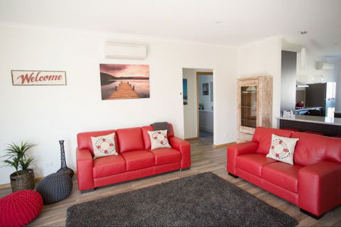 RED FIN Part Of BLUE FIN HOLIDAY HOMES - Port Augusta Accommodation 0