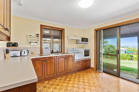 Century21 SouthCoast: Reef & Vines Port Noarlunga - Port Augusta Accommodation 2