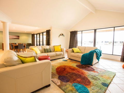 Canal Elegance In Yunderup - Port Augusta Accommodation 0