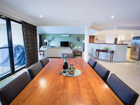 Canal Elegance In Yunderup - Port Augusta Accommodation 1