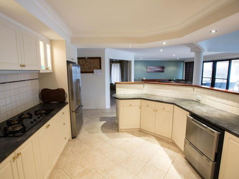 Canal Elegance In Yunderup - Port Augusta Accommodation 2