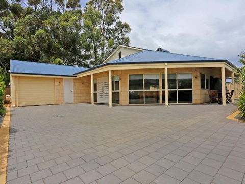 Falcon By The Bay - Port Augusta Accommodation 1