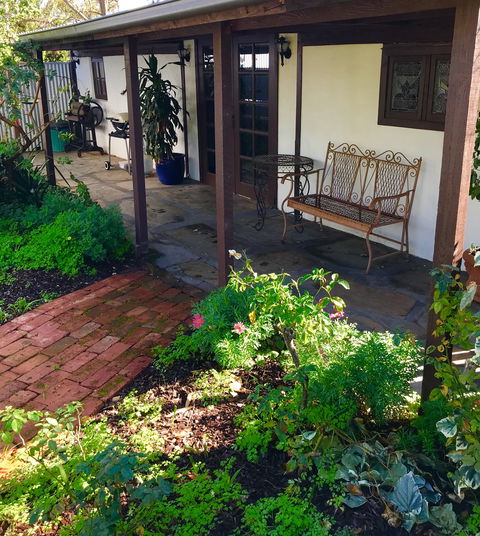 3 Divas Accommodation - The Moscato Cottage - Port Augusta Accommodation 0