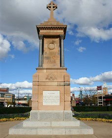 Warwick War Memorial And Gates - Port Augusta Accommodation 1