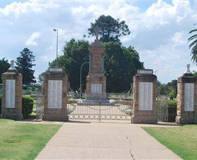 Warwick War Memorial And Gates - Port Augusta Accommodation 0