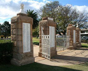 Warwick War Memorial And Gates - Port Augusta Accommodation 2
