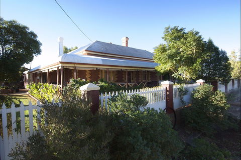Hoover House - Port Augusta Accommodation 0