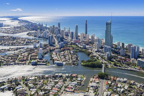 Gold Coast Airport Transfers : Gold Coast City To Airport OOL In Business Car - Port Augusta Accommodation 3