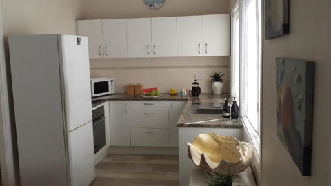 SHELLHARBOUR BEACH COTTAGE 1 Minute Walk To Beach Flags In Summer - Port Augusta Accommodation 3