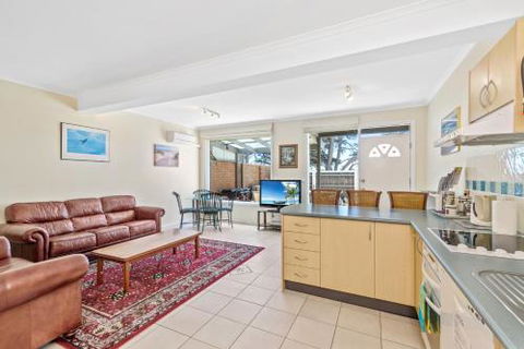 Black Dolphin Waterfront Apartment - Port Augusta Accommodation 1
