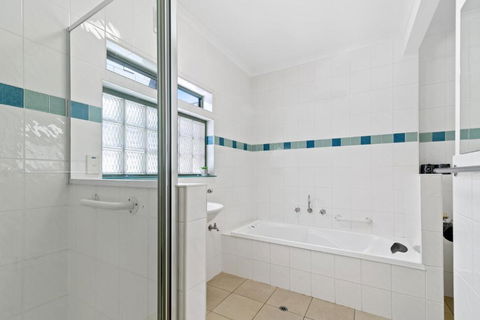 Black Dolphin Waterfront Apartment - Port Augusta Accommodation 3