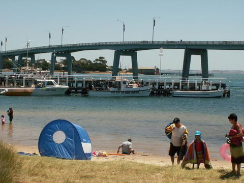 Black Dolphin Waterfront Apartment - Port Augusta Accommodation 2