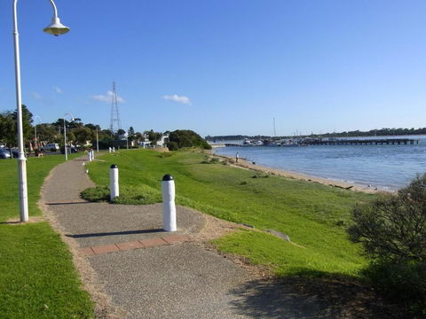 Black Dolphin Waterfront Apartment - Port Augusta Accommodation 6