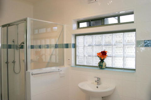 Black Dolphin Waterfront Apartment - Port Augusta Accommodation 4
