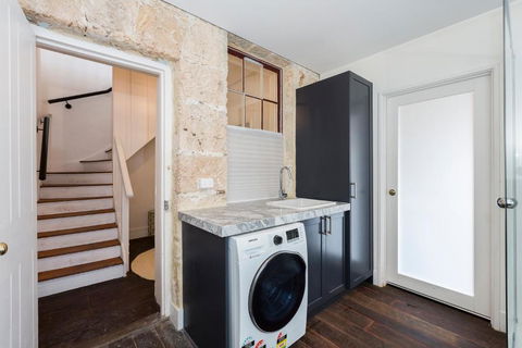 Iconic Fremantle Terrace - Port Augusta Accommodation 6