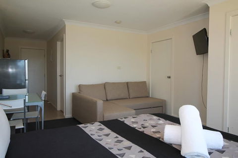 Poley Cow Studio - Port Augusta Accommodation 3