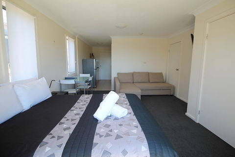 Poley Cow Studio - Port Augusta Accommodation 2