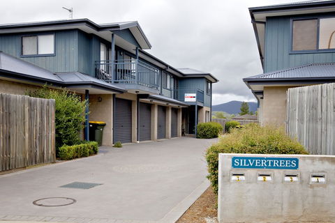 Silvertrees 4 - McLure Circuit, Jindabyne - Port Augusta Accommodation 0
