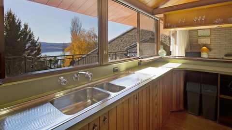 Grey Kangaroo- On Lake Jindabyne Foreshore - Port Augusta Accommodation 4
