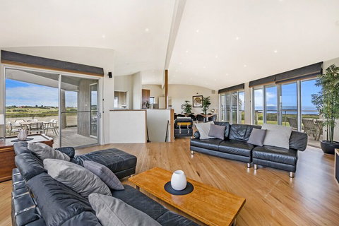 HEARNS BEACH HOUSE - Port Augusta Accommodation 1