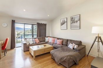 Khione 1 - Modern & Spacious With Views Towards Lake Jindabyne & The Mountains Beyond - Port Augusta Accommodation 2