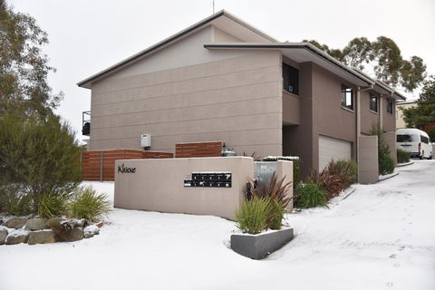 Khione 1 - Modern & Spacious With Views Towards Lake Jindabyne & The Mountains Beyond - Port Augusta Accommodation 6