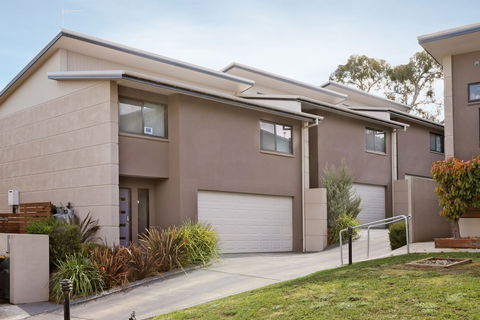 Khione 1 - Modern & Spacious With Views Towards Lake Jindabyne & The Mountains Beyond - Port Augusta Accommodation 3