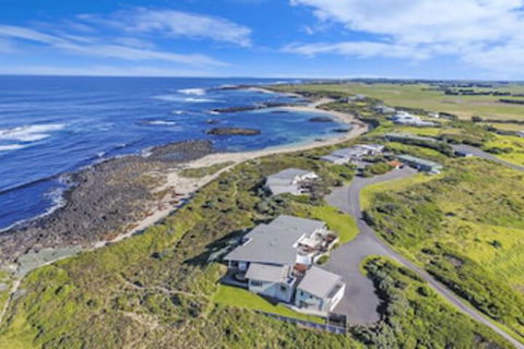 HEARNS BEACHSIDE VILLA 1 - Port Augusta Accommodation 0