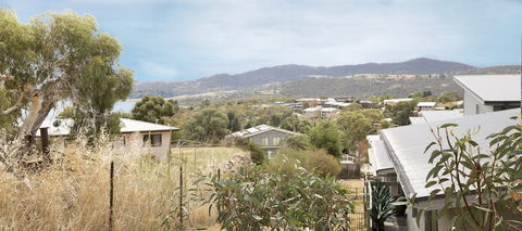 Eclipse 5- Spacious Townhouse - Port Augusta Accommodation 1