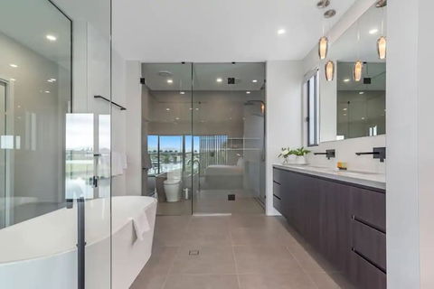 The Peninsula At Hope Island - Port Augusta Accommodation 6