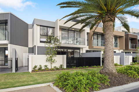 The Peninsula At Hope Island - Port Augusta Accommodation 0