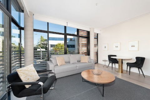 Uber Chic Newtown Designer Pad H392 - Port Augusta Accommodation 0