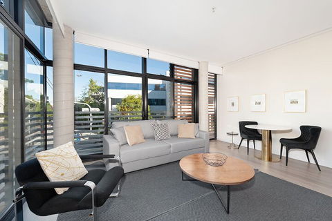 Uber Chic Newtown Designer Pad H392 - Port Augusta Accommodation 2