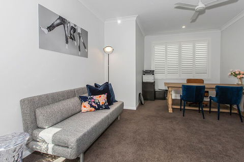 Elegant Beach House On Nautilus - Port Augusta Accommodation 7