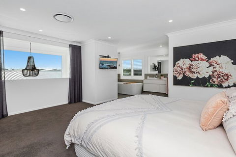 Elegant Beach House On Nautilus - Port Augusta Accommodation 3