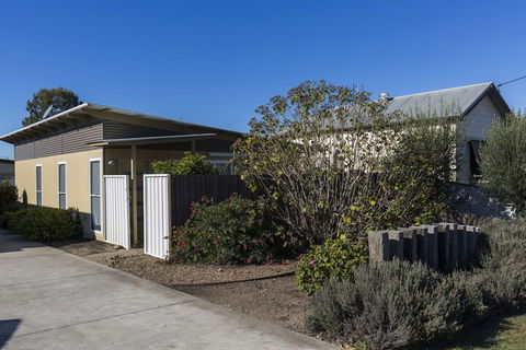 2 Bedroom With Parking Near Central Cessnock - Port Augusta Accommodation 1