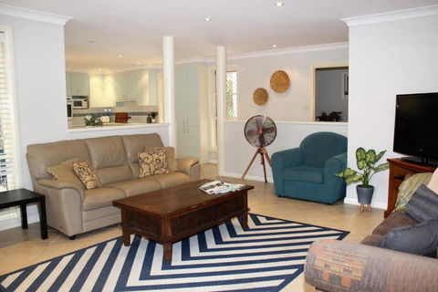 FRANGIPANI BEACH HOUSE PET FRIENDLY 22 Belbourie Cres Boomerang Beach - Port Augusta Accommodation 6