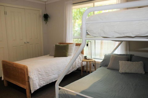FRANGIPANI BEACH HOUSE PET FRIENDLY 22 Belbourie Cres Boomerang Beach - Port Augusta Accommodation 1