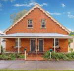 Eliza 1875 Red Brick Duplex Townhouse - Port Augusta Accommodation