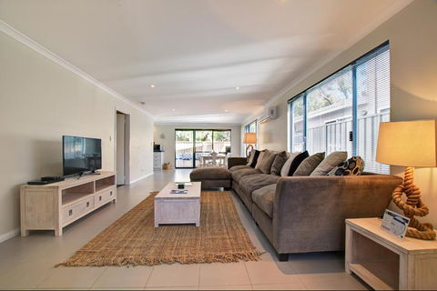 A Little Luxury In Town - Port Augusta Accommodation 4